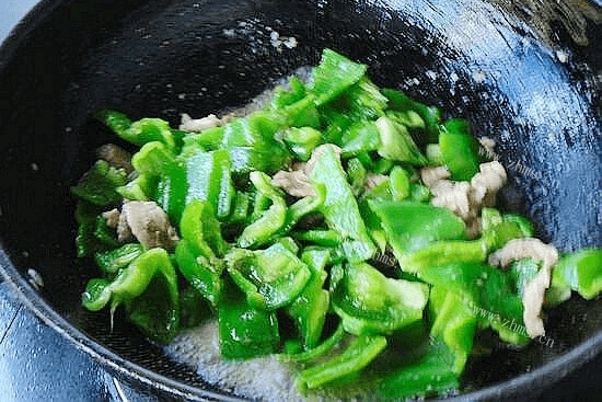 柿子椒怎么做好吃？试试炒肉，简单又美味第八步