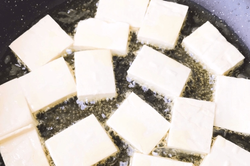 家庭版香煎豆腐做法，自从做了它，家里的大米都要多买一点第三步