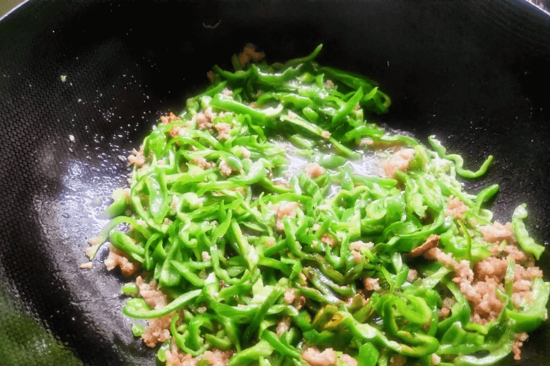 又香又下饭的黄瓜青椒洋葱炒碎肉，这才是晚餐的正确打开方式第三步