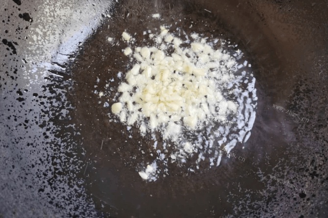 蒜蓉油麦菜怎么做，清香脆嫩的做法你应该要会第三步