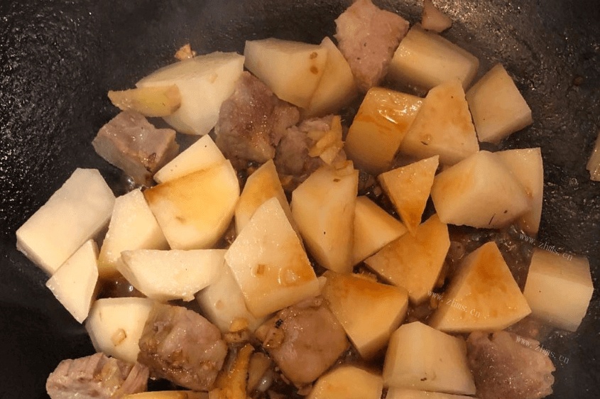土豆烧牛肉的家常做法，一个人吃饭有这道菜就够了第七步