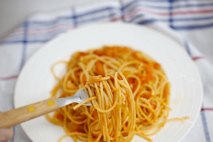 自己在家吃什么?最简单番茄意大利面的做法在这里！第七步