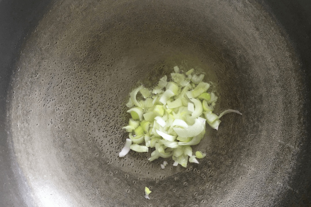 如何做紫菜蛋花汤，简单方便的快手汤，两分钟就能出锅第三步