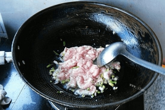 柿子椒怎么做好吃？试试炒肉，简单又美味第五步