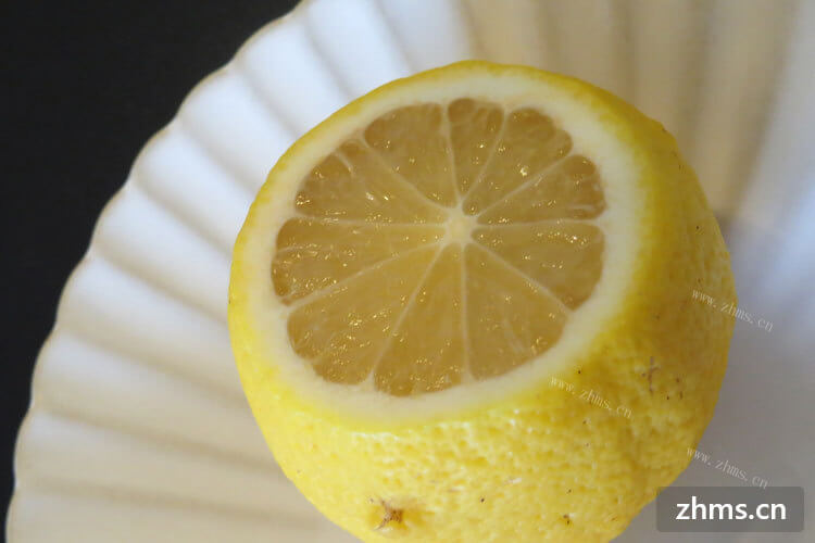家里用蜂蜜腌了一些柠檬，蜂蜜腌柠檬怎么吃呢？