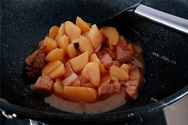 土豆怎么做最好吃？快来看看土豆烧肉的做法，一口气吃三大碗！第十三步