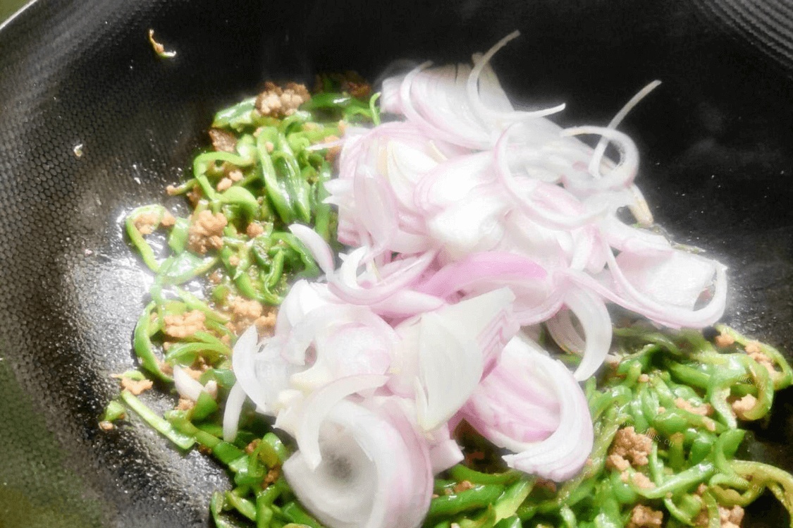 又香又下饭的黄瓜青椒洋葱炒碎肉，这才是晚餐的正确打开方式第四步