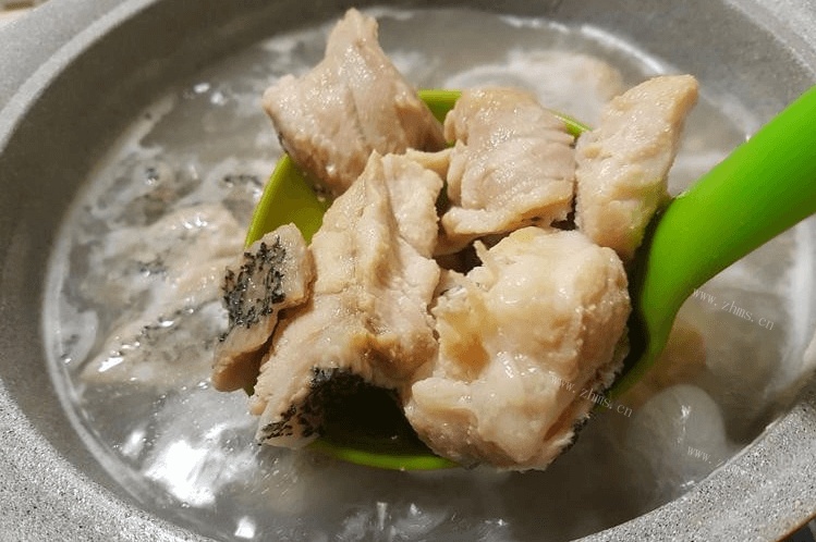 新鲜鱼汤自己就能做——酸菜龙胆石斑鱼汤，十分有营养第二步