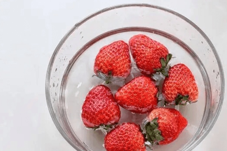 怎么做奶油草莓雪媚娘，夏日甜品怎么能少得了它！第一步