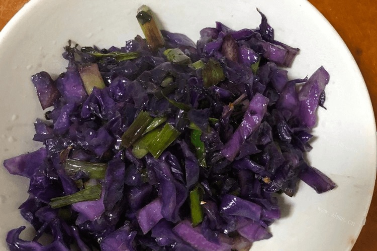 紫甘蓝除了沙拉，还能做爆炒美味紫甘蓝，口感十分爽脆第六步