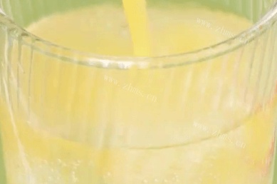 橙汁柠檬气泡水的做法第三步