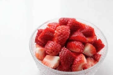 怎么做草莓牛奶布丁第三步