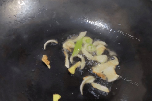 芹菜小河虾的做法，香酥可口无敌下饭第一步