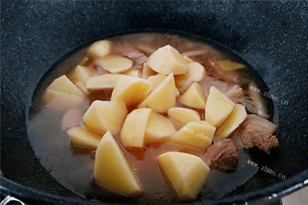 土豆怎么做最好吃？快来看看土豆烧肉的做法，一口气吃三大碗！第十步