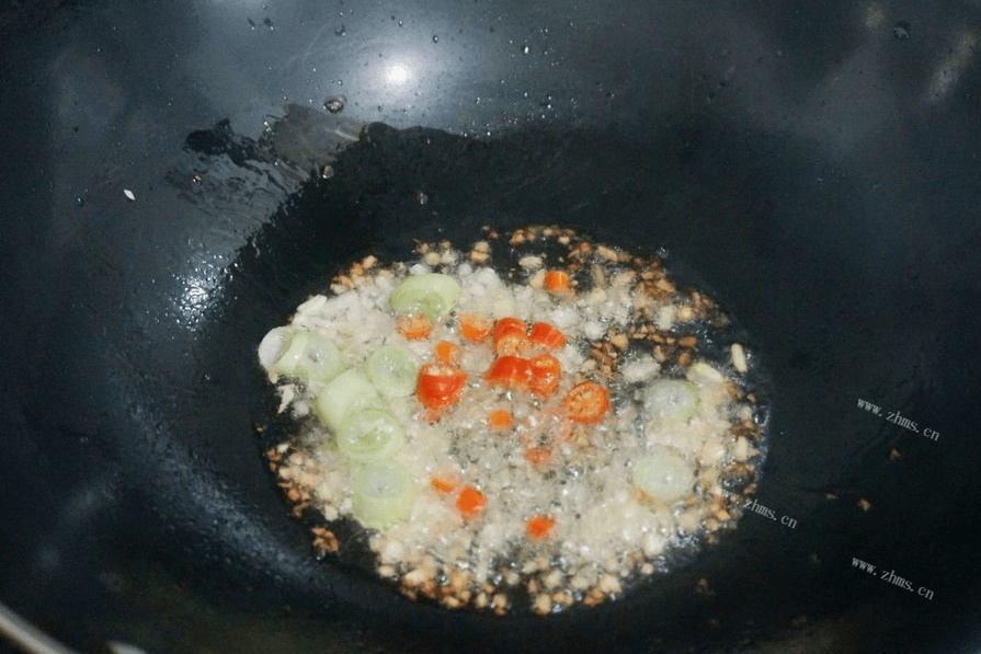 蒜苔最下饭最美味的做法之蒜苔小炒！第三步