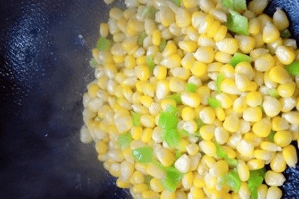 新鲜玉米怎么做好吃，炒着吃营养值和美观度一样都不少第四步