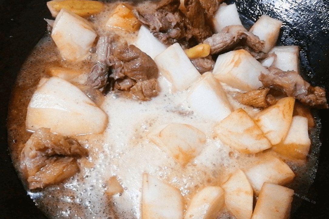 牛腩煲白萝卜的简单做法，不用水就能做出餐厅的味道第六步