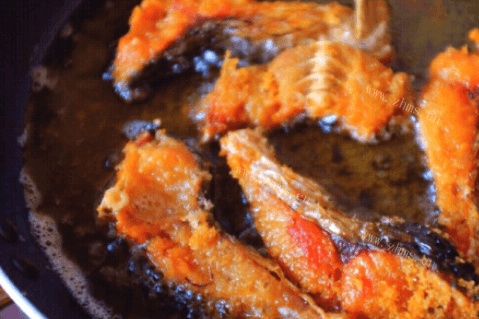 特色家常菜之杭州熏鱼，使用花雕才够风味第五步