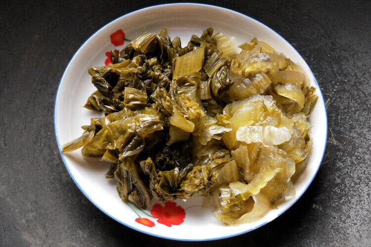 有没有东北人呀，可不可以说一下东北酸菜传统腌制方法？