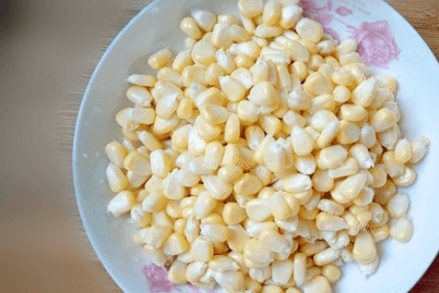 新鲜玉米怎么做好吃，炒着吃营养值和美观度一样都不少第二步