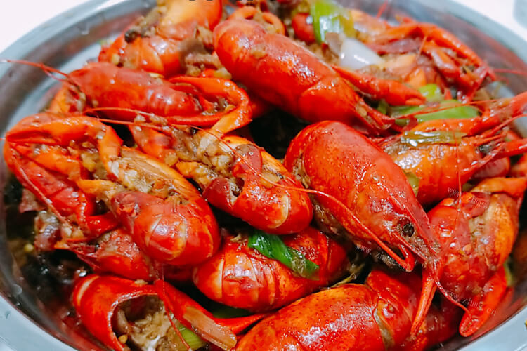 爆炒小龙虾挺好吃的，想问xia怎么选小龙虾肉质好呢？