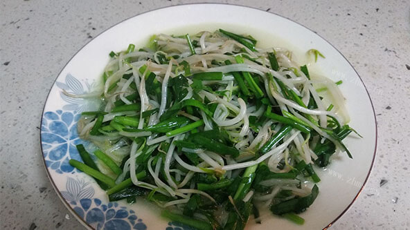 无油烟产生的韭菜炒豆芽，只要一点油和一点盐就能非常好吃！