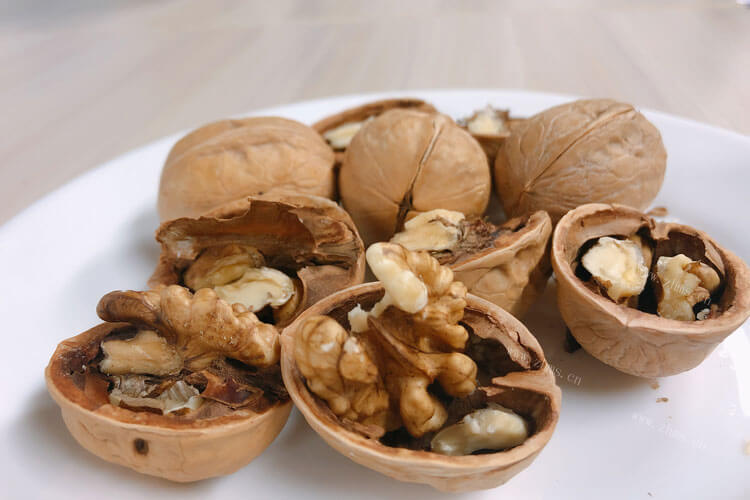 请问核桃放在高压锅里需要煮多久呢？明天准备煮猪蹄核桃汤