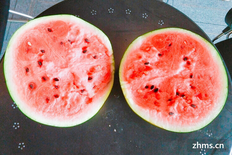 西瓜桃子放在一起吃，是不是容易导致肠胃不适的呢？