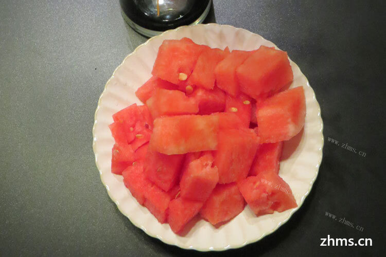 西瓜是我们夏天必备的水果，黑美人西瓜怎么选生熟呢？