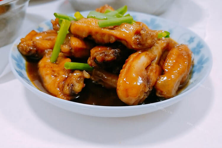 我买了一些鸡翅，鸡翅里有黑色的是什么？