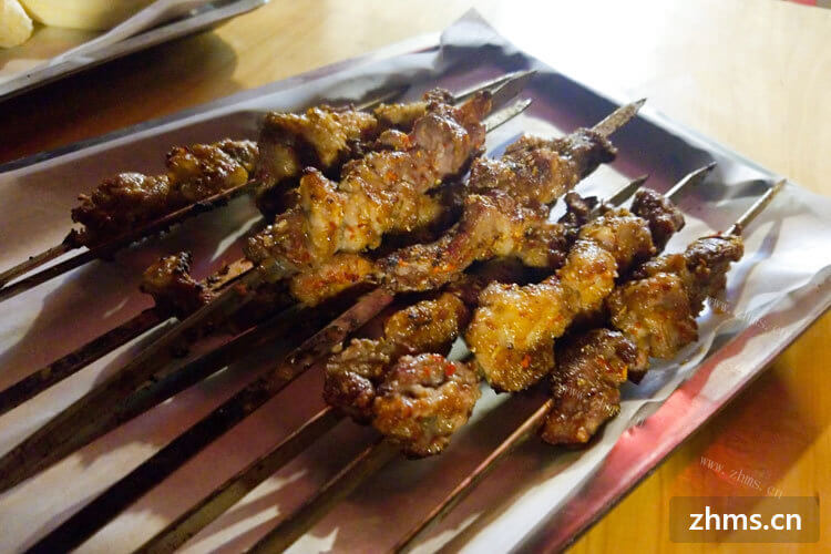 新疆烤羊肉串吃过一次，味道便再也忘不了，新疆烤羊肉串咋烤嘞？