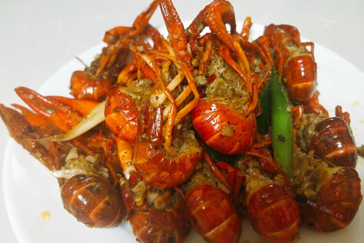 小龙虾该怎么烧才好吃，还需要放辣椒吗？