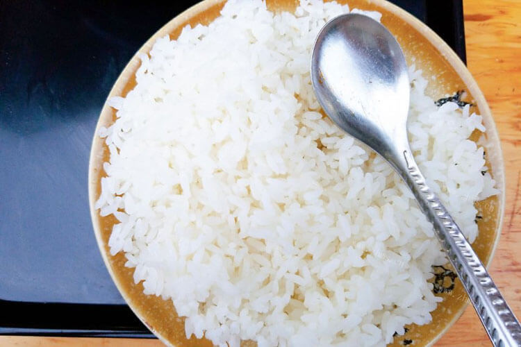 煮大米粥之前要放鸡蛋一起煮，大米粥里煮鸡蛋水放多少？