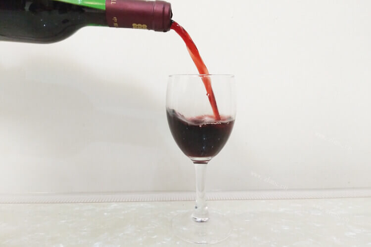 想把葡萄做成葡萄酒，请问红酒是不是就是葡萄酒？