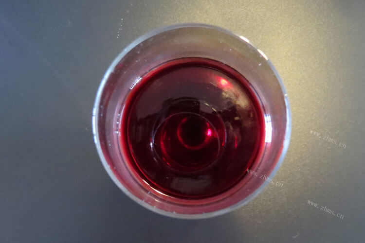 想把葡萄做成葡萄酒，请问红酒是不是就是葡萄酒？