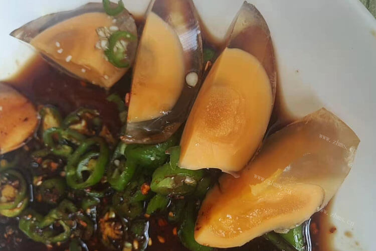 世界上有很多美食，青椒皮蛋怎么做？