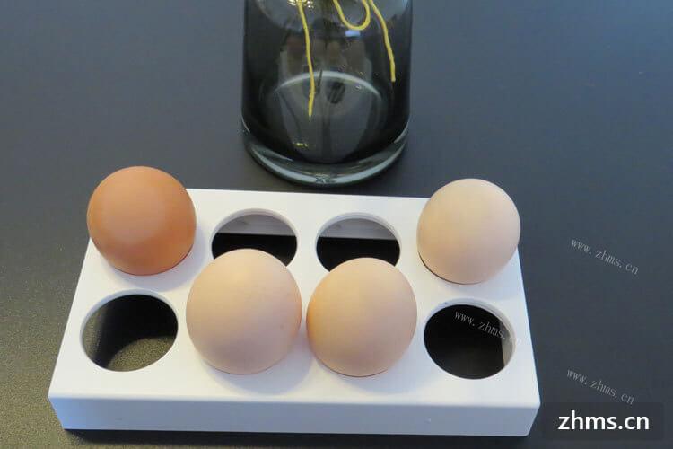 如果你想在家用鸡蛋做蛋糕，就要知道蛋黄跟蛋清怎么分开的会比较好？