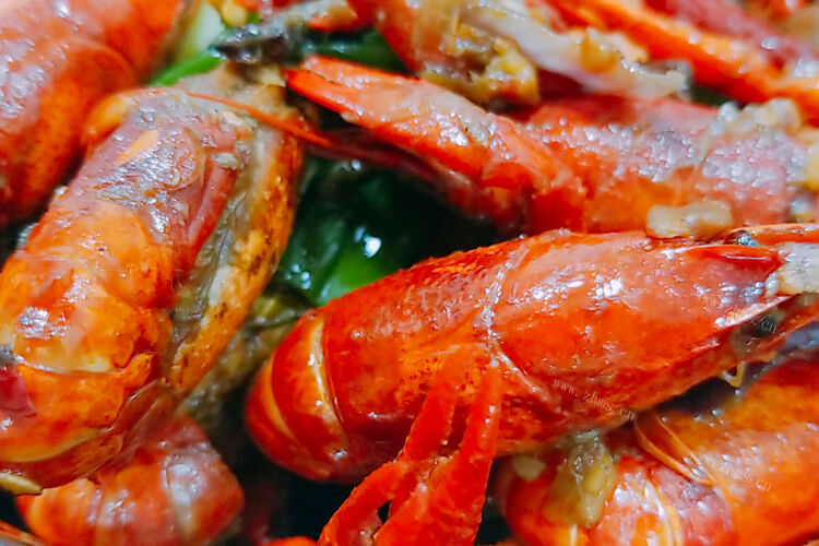 想要买大龙虾吃，海鲜馆一个最便宜的大龙虾多少钱呀？
