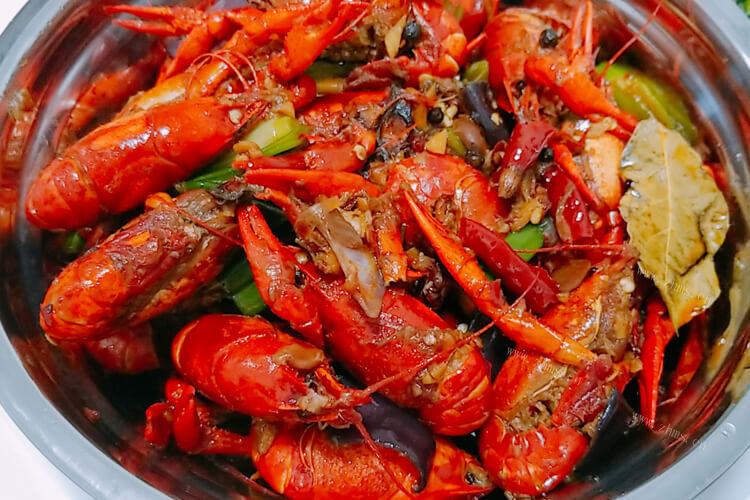 食用龙虾时发现颜色发红，龙虾肉是红色的能吃吗？
