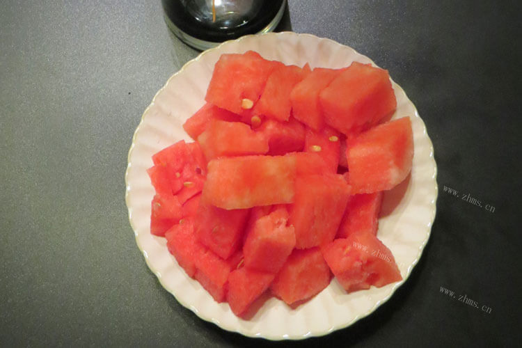 想出去挑几个比较好的西瓜，甜王西瓜如何看生熟呢？