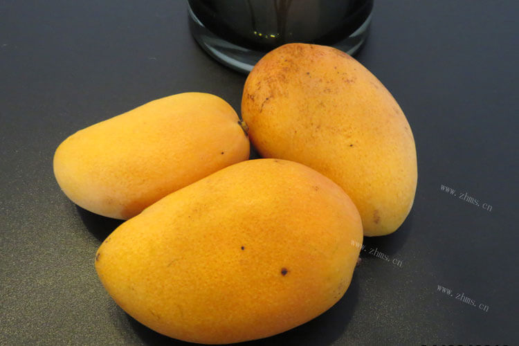 买芒果的时候没注意，买了一些生芒果，听说熟芒果可以催熟生芒果
