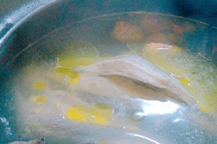 想给媳妇儿煲鸡汤补身体，煲鸡汤用三黄鸡还是清远鸡比较好？
