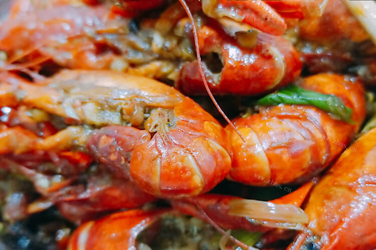 朋友送了一只澳洲大龙虾，蒜蓉粉丝蒸澳洲龙虾怎么做？