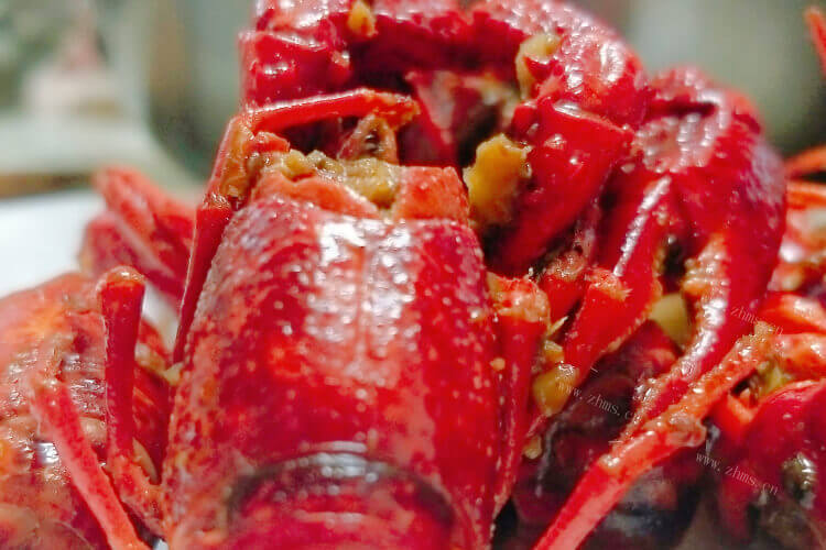 食用龙虾时发现颜色发红，龙虾肉是红色的能吃吗？