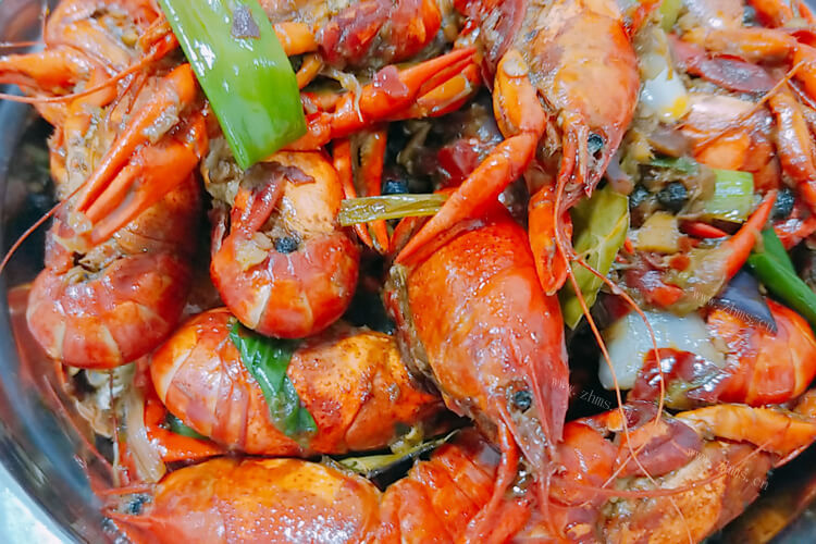 买了几只龙虾和小龙虾，龙虾小龙虾不能跟什么食物一起吃？