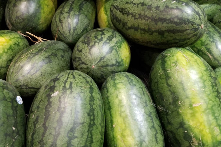 想买一些西瓜，甜王西瓜怎么快速辨认生与熟？