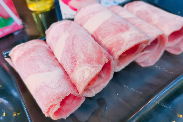 想买一些牛肉回来煎牛排，雪花牛肉跟肥牛有什么区别呢？