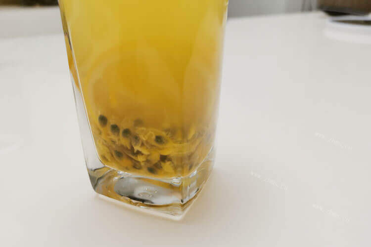 买了百香果来泡水喝，那柠檬百香果蜂蜜水要放多久能喝呢？
