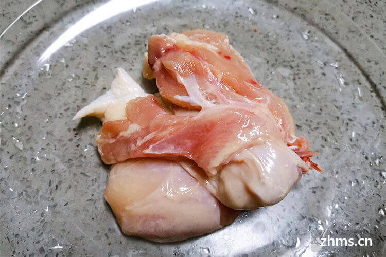 一个鸡腿的蛋白质有多少？鸡胸肉和鸡腿哪个更适合减肥？