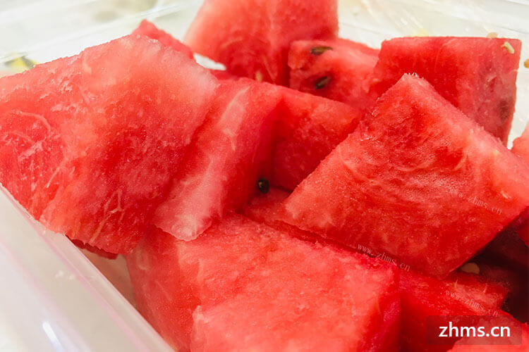 夏天甜甜的西瓜是解暑必备，那要是买到不甜的西瓜怎么吃